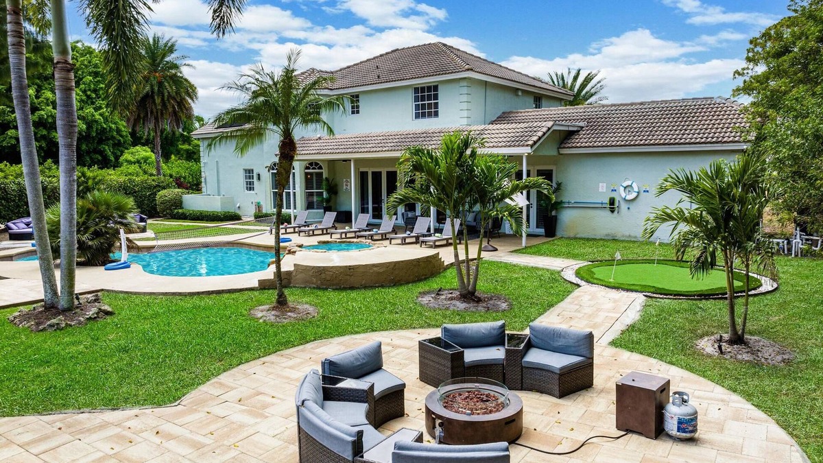Hillsboro Pines Villa | 8BR Entertainers Estate w/Pool, Games & Theater !