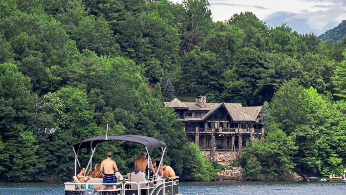 Topton Cabin | 8BR Lakefront Lodge| Hot Tub, Dock, Mountain Views