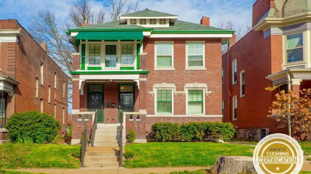 Shaw House | 8BR @ Tower Grove Park | Sleeps 22 /ABODEbucks