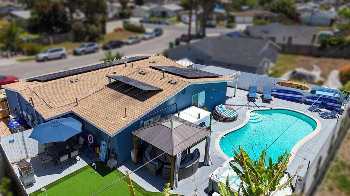 Bay Ho House | 8ft Deep Heated Pool, 9 Seat Medical Grade Jacuzzi, Mini-Golf & Chef’s Kitchen!
