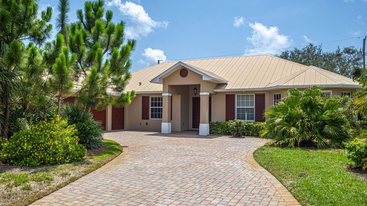 Palm River Estates House | 8mins to famous Naples beaches and sunsets! Entertainers family dream home.