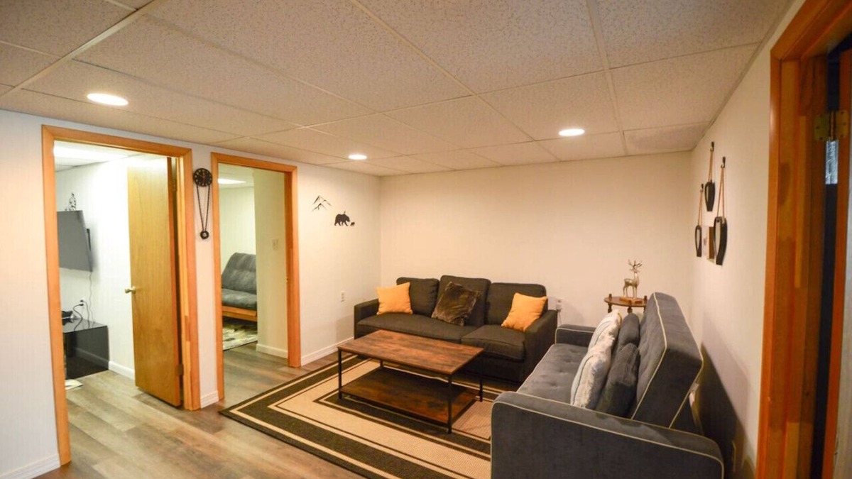 Cresco House | 8PPL|Pets Welcome| 2 Game Rms|Hot Tub|Large Deck