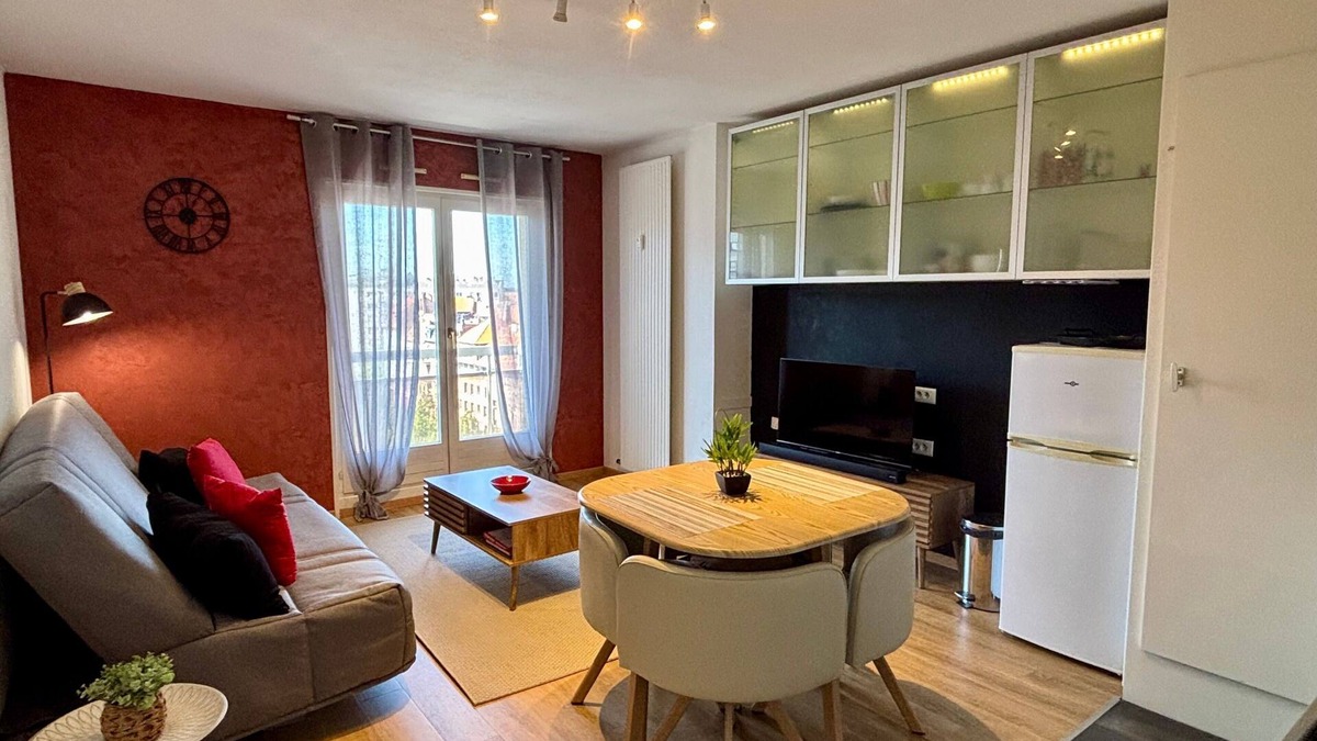 Esplanade Apartment | 8th floor apartment with 2 balconies
