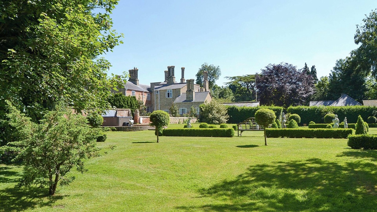 Stow Bardolph Cottage | 9 bedroom accommodation in Stow Bardolph, near King&rsquo;s Lynn