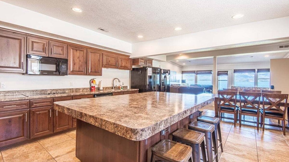 Laketown House | 9-BR Direct Beachfront: Perfect for Large Groups!