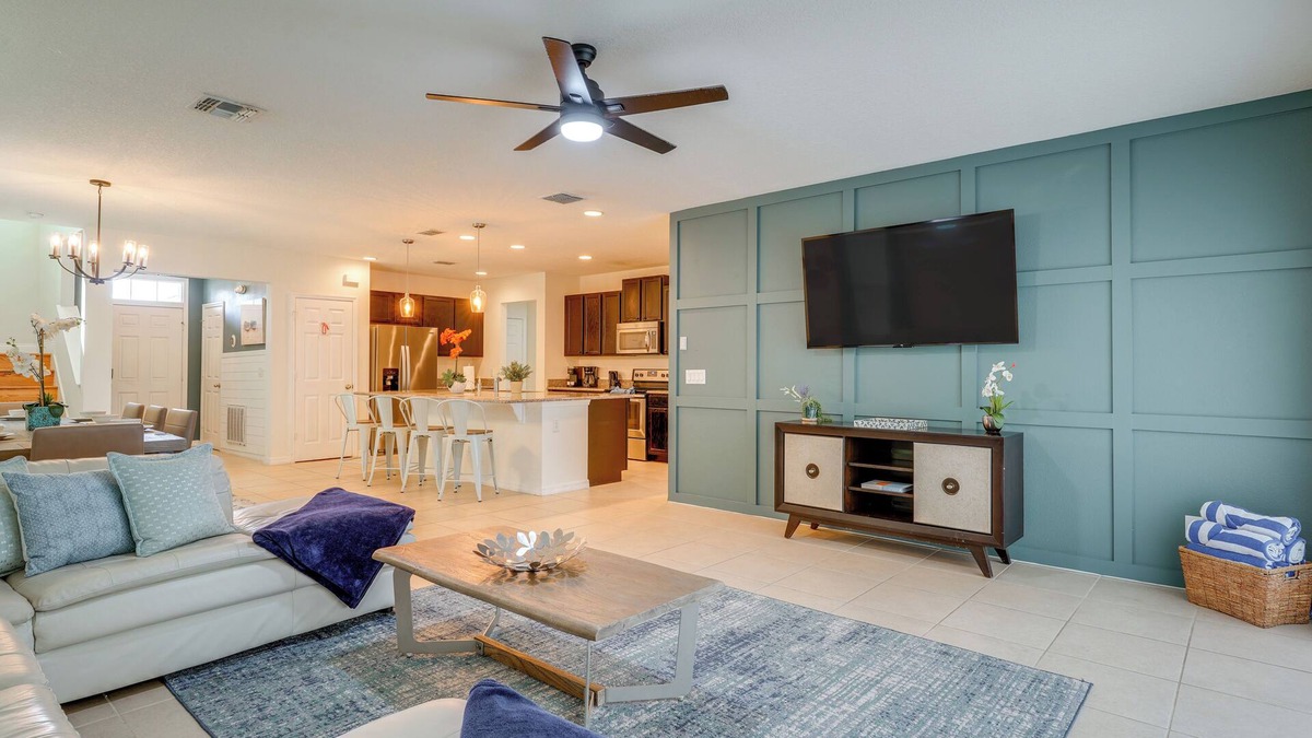 West Haven House | 9 Mi to Disney: Group Getaway w/Lanai & Hot Tub!