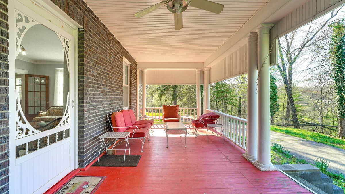 Redstar House | 9 Mi to New River Gorge: Spacious Retreat w/Porch