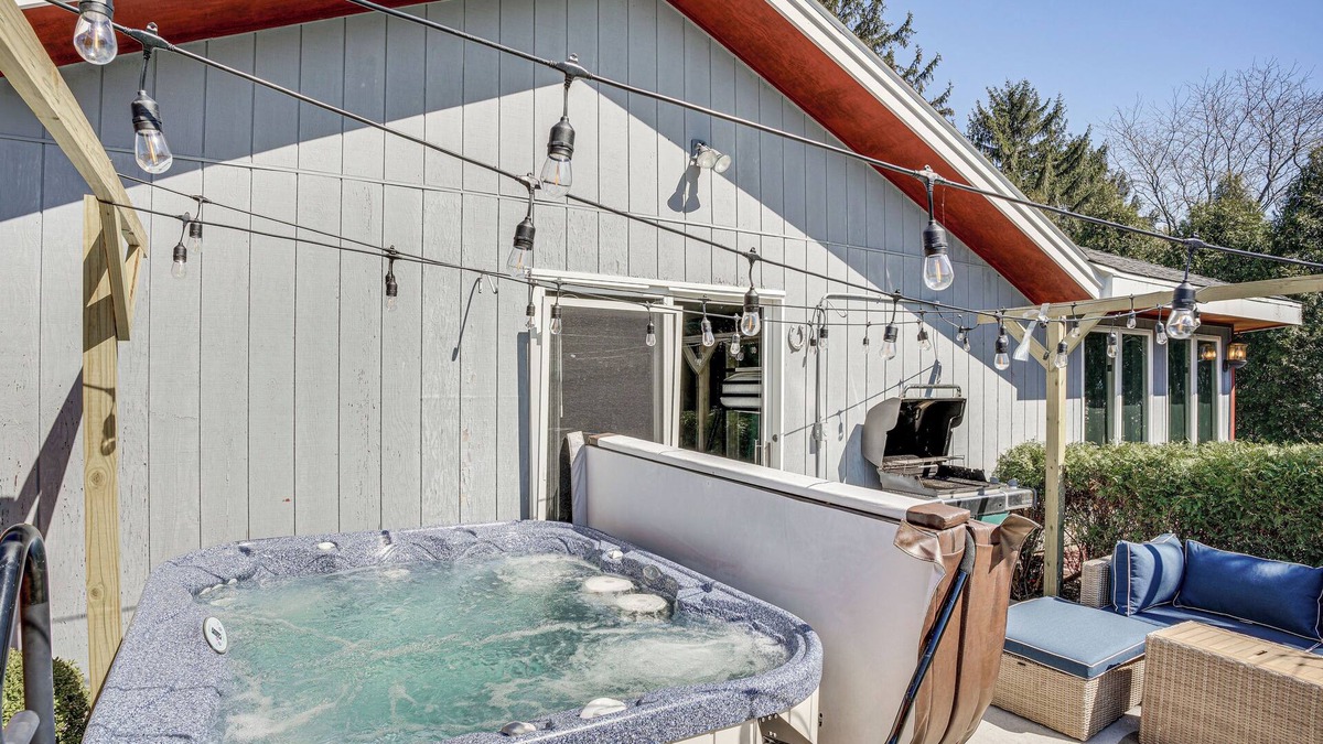 Howards Grove House | 9 Mi to Shore: Home w/Hot Tub in Howards Grove!