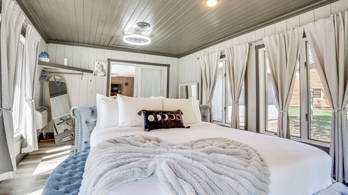 Howards Grove Cottage | 9 Mi to Shore: Home w/Hot Tub in Howards Grove!