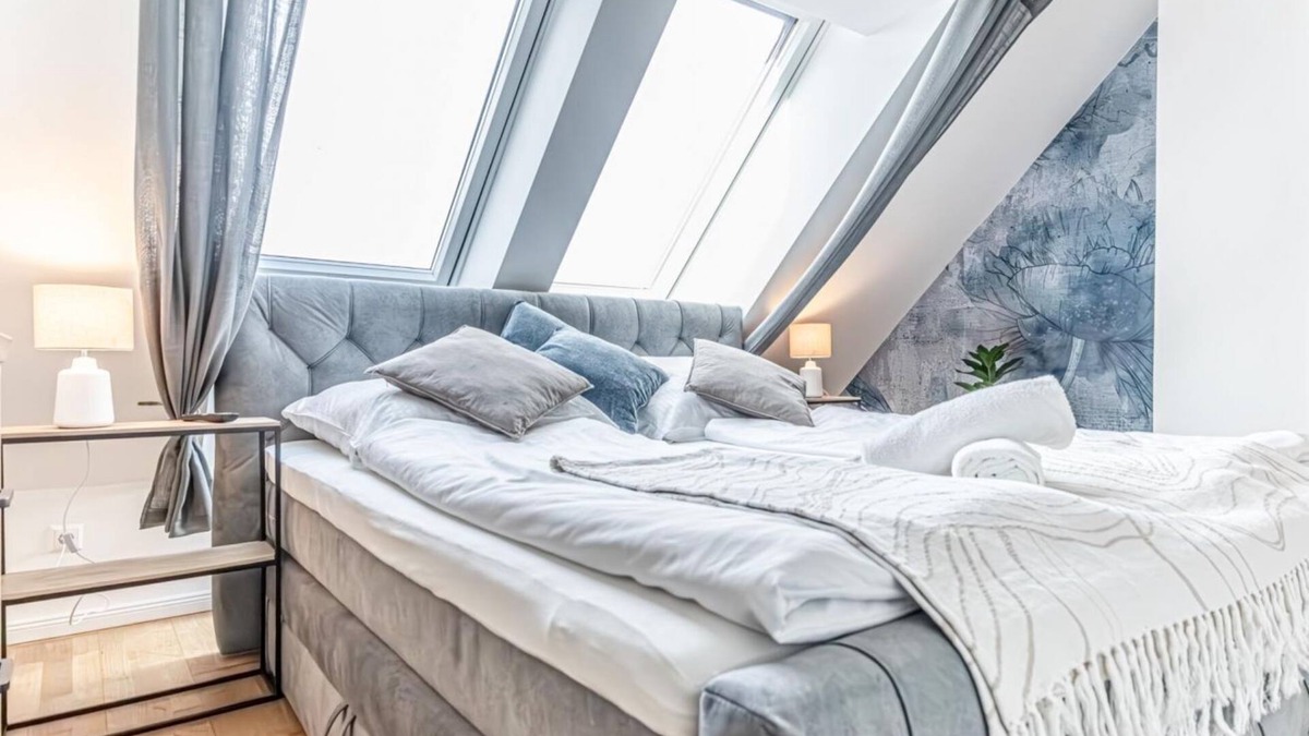 Favoriten Apartment | 9 min to Center - Luxury Airconditioned w/Balcony