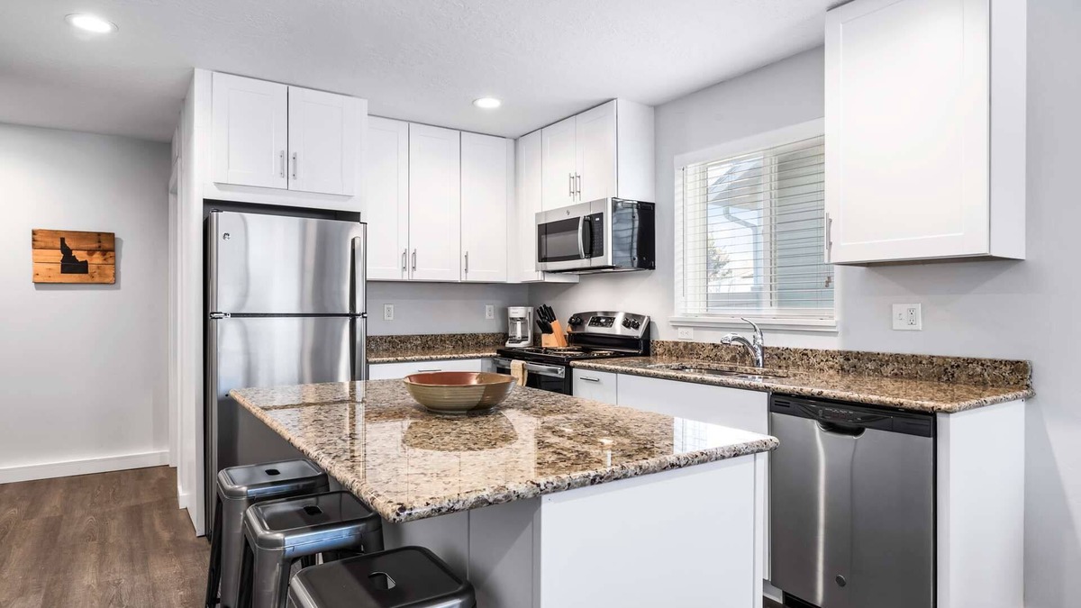 Sunset House | 9 min to Downtown Boise! Walk to Sunset Park and Hiking Trails!