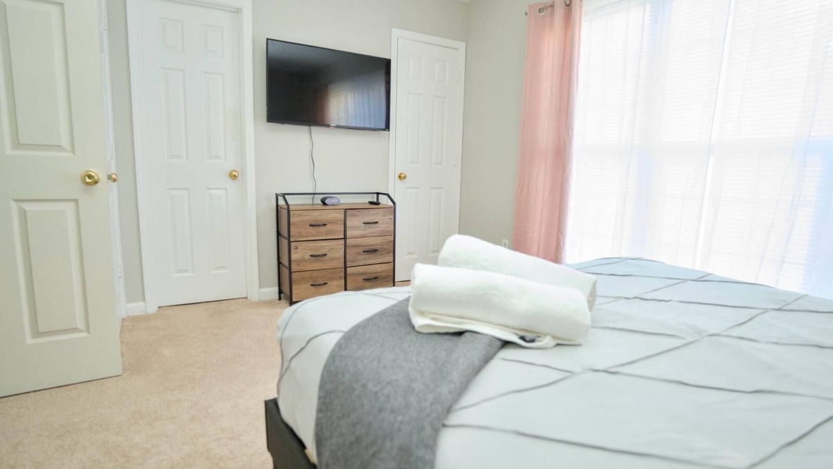 Southeast Raleigh House | 9 Mins From Downtown Free Parking Workspace