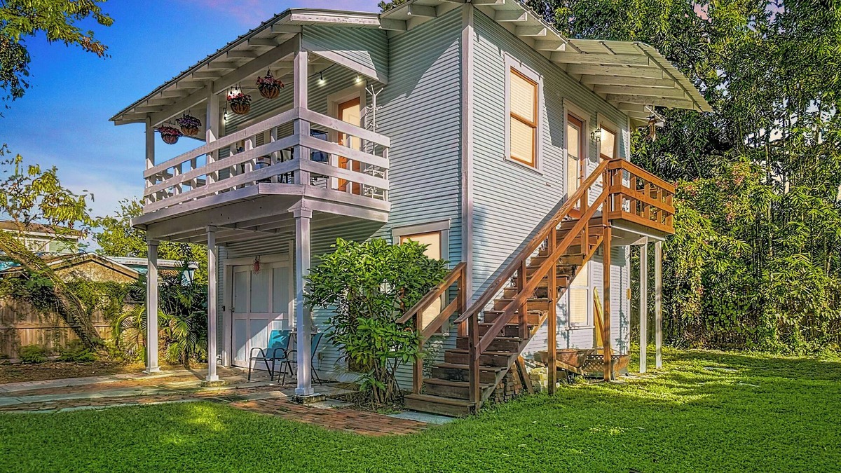 Seminole Heights House | 9 Mins to Downtown Tampa, Full Kitchen, King Bed, Balcony, Smart TV's