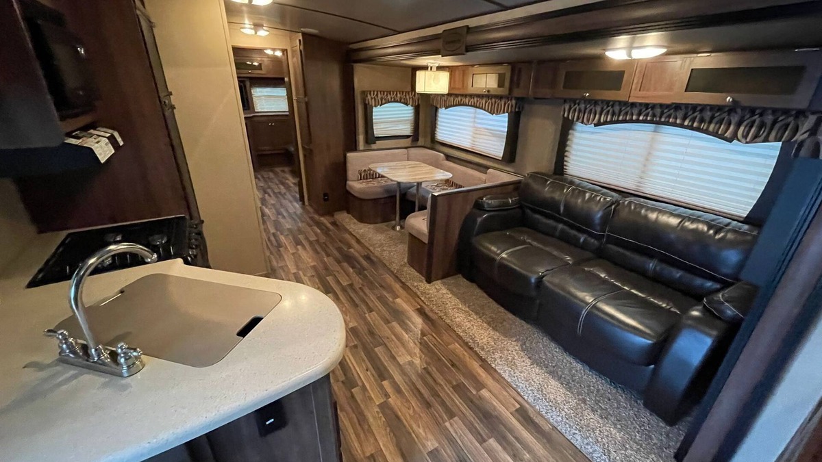 Keswick House | 9 Person luxury RV On Lake Simcoe Sleeps 9