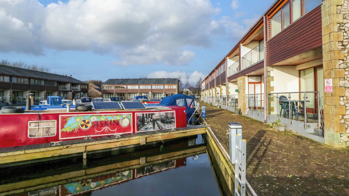 Tewitfield Cottage | 9 SWAN HOUSE, family friendly, with a garden in Tewitfield Marina