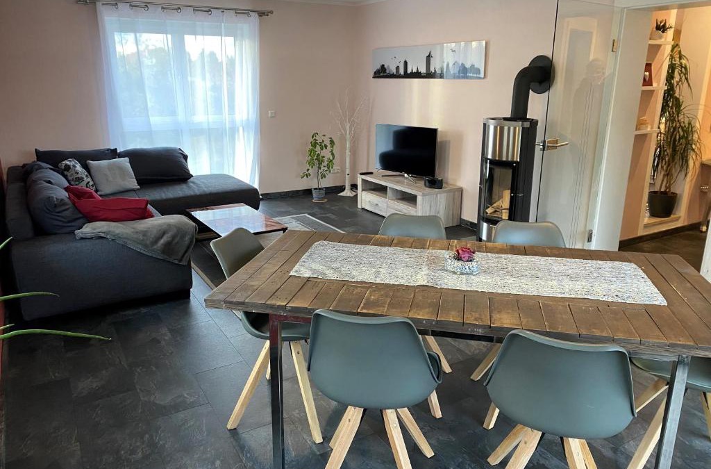 Suedwest Apartment | 90 qm Wohnung, Klima in den Schlafzimmern, 3 Zimmer, Balkon & große Küche - In Seenähe, schnell in der Stadt