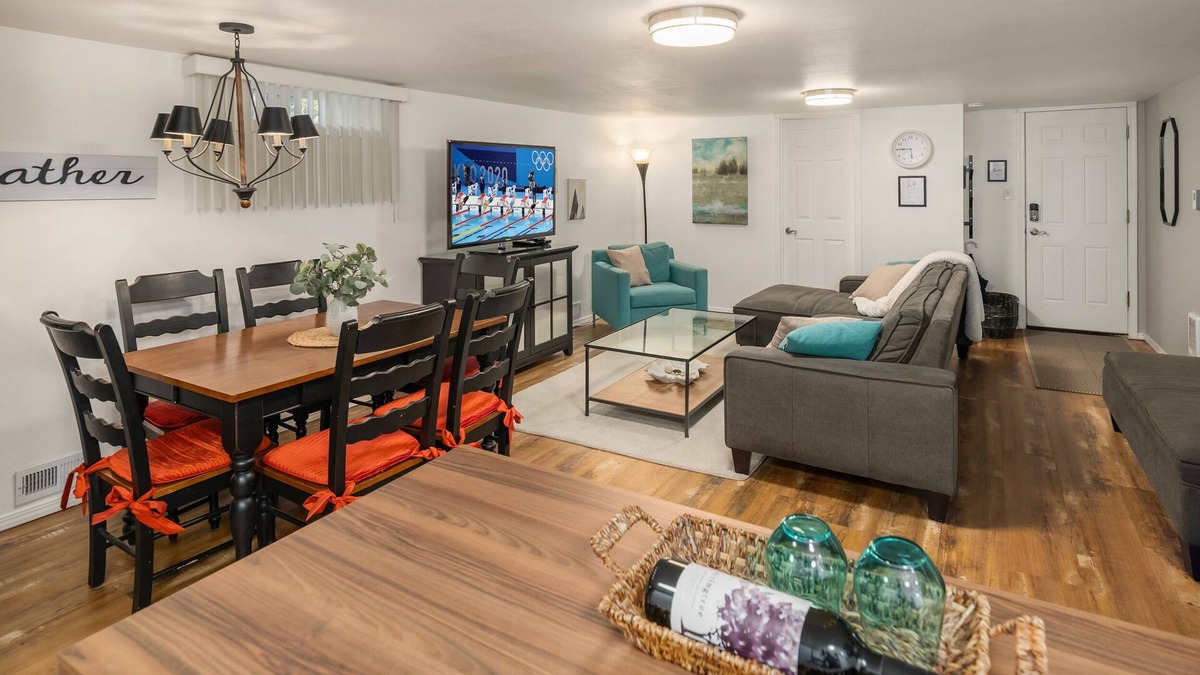 Three Tree Point Apartment | 900 Sqft Modern One Bedroom Close to Ocean/Airport with W/D and Private garage