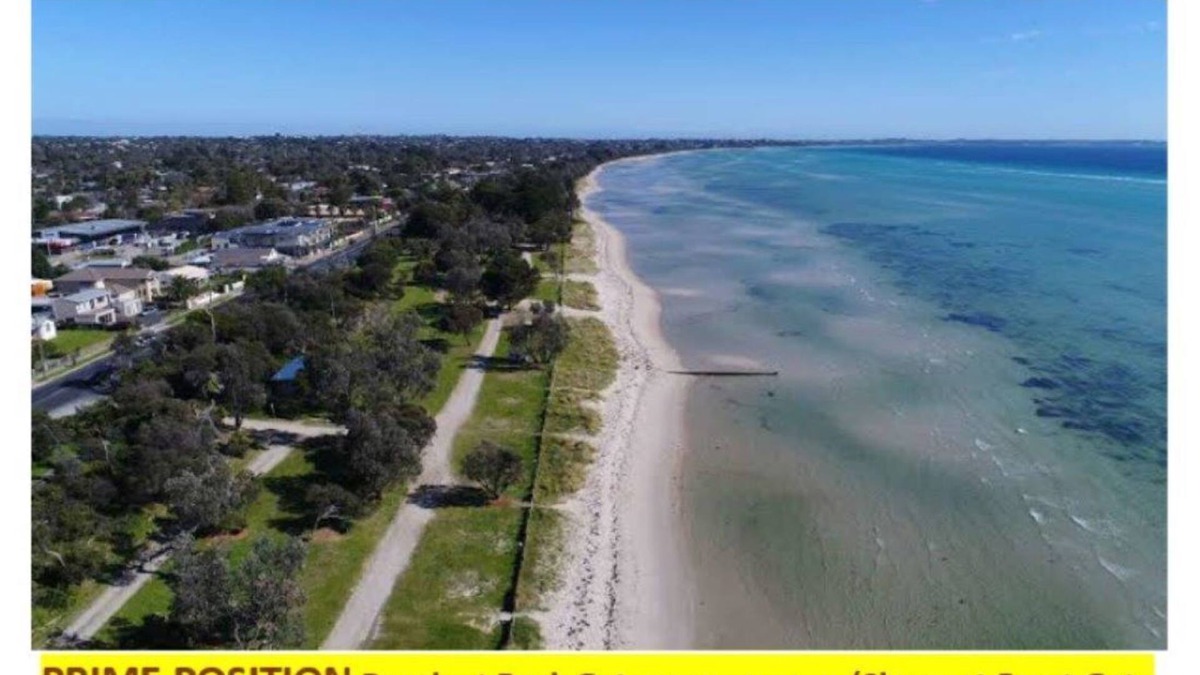 Rosebud House | 932 ON THE BEACH-30 sec walk Beach/Pubs,Cafes, Shops @ Front Door