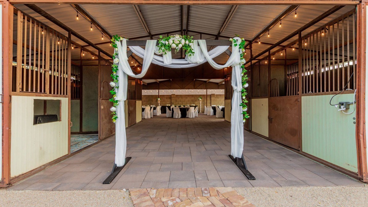 Glendale House | 99 Palms Event Venue: Barn, grass, pool, games, 6 beds