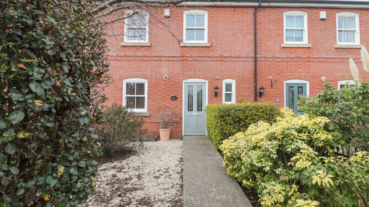 Christchurch Cottage | 9A WICK LANE, family friendly, with a garden in Christchurch