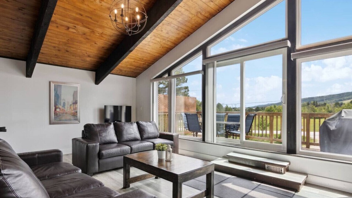 The Blue Mountains Ski Chalet | 9BDR Ski Chalet: Hot Tub, Fire Pit, Foosball - 173 Tyrolean