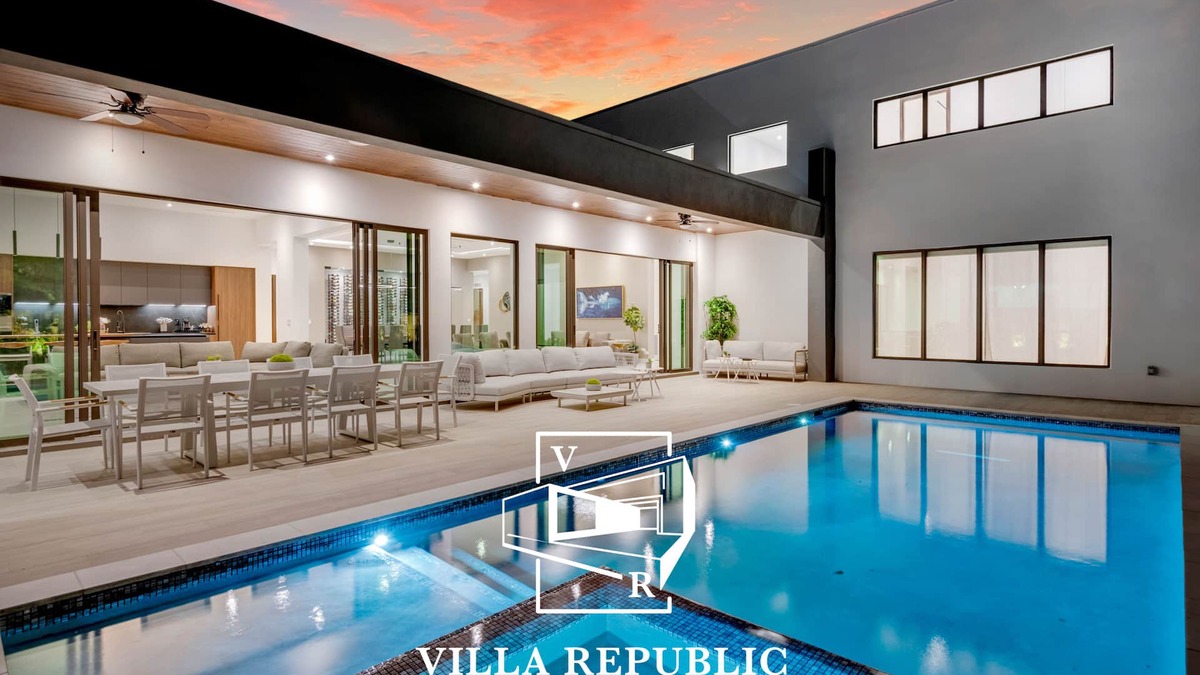 North Miami Beach House | 9BR Opulent Villa Emerald