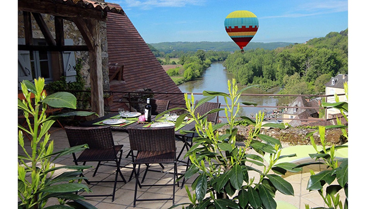 Beynac-et-Cazenac House | A 14th century Stoneroofed house with a panoramic garden in Beynac.