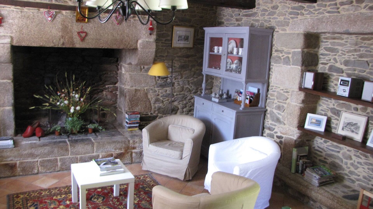 Lanvallay House | A 18th century, peaceful, charming, mod cons, family house. Sun. Fenced garden