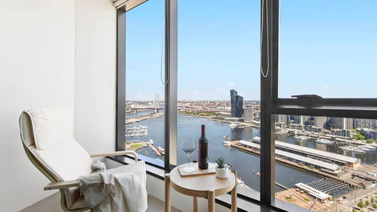 Docklands Apartment | A 2BR Apt with Amazing Harbor Views, FREE Parking