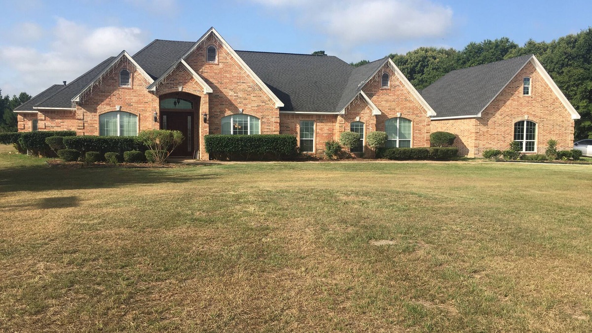 Flint House | A 4 bedroom beautiful custom home located 5 miles away from downtown Tyler, Tx.