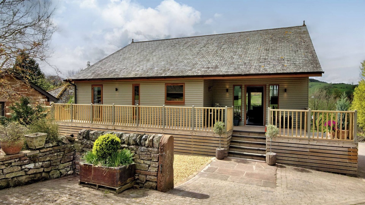 Pooley Bridge Cottage | A attractive and spacious Lodge with the River Eamont running beside it.
