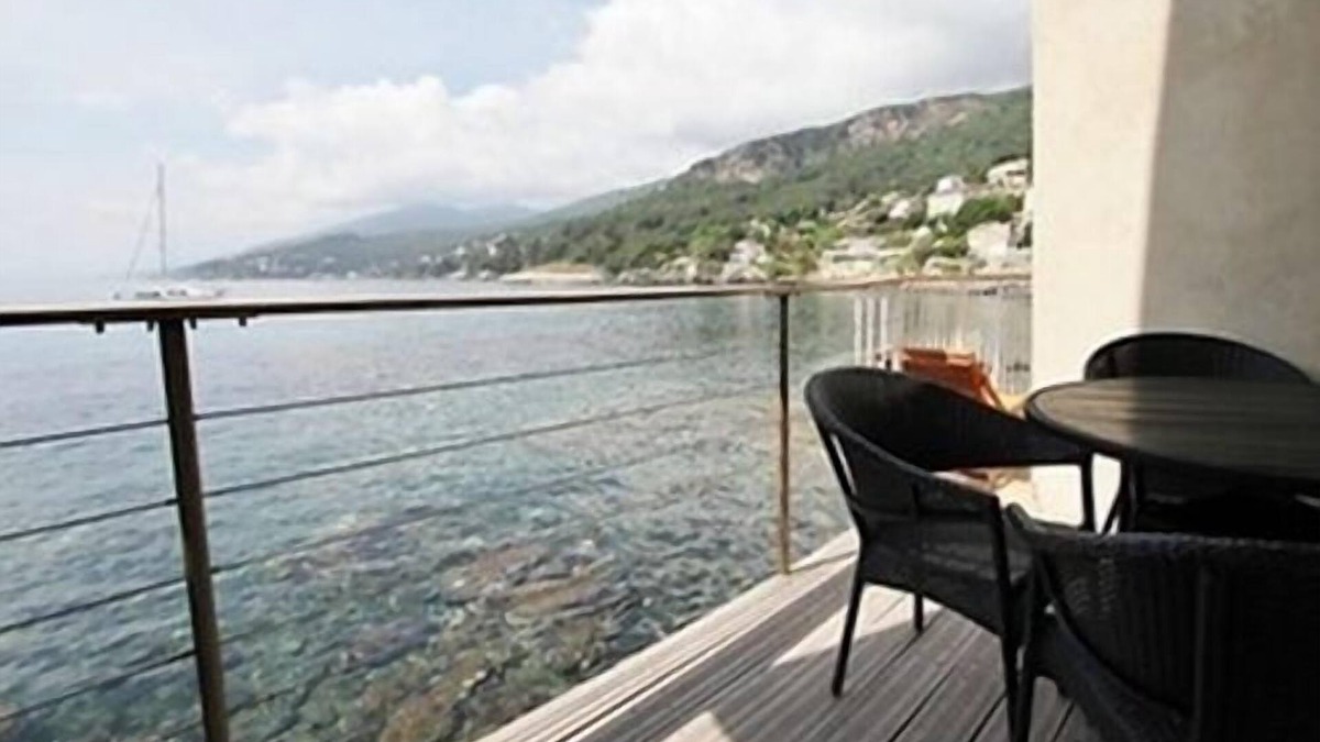 Erbalunga Hotel | A balcony overlooking the sea