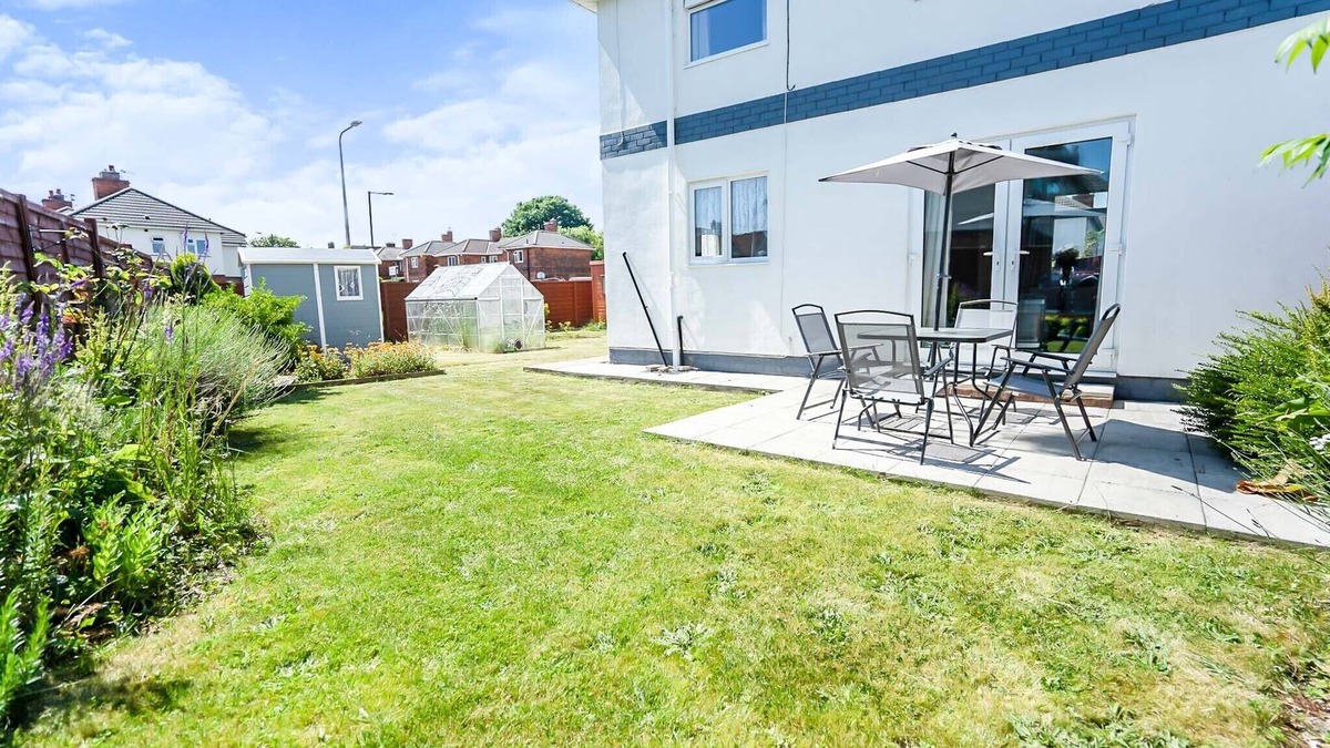 Cleethorpes House | A beautiful 3 bed semi detached house. Private driveway up to three vehicles.