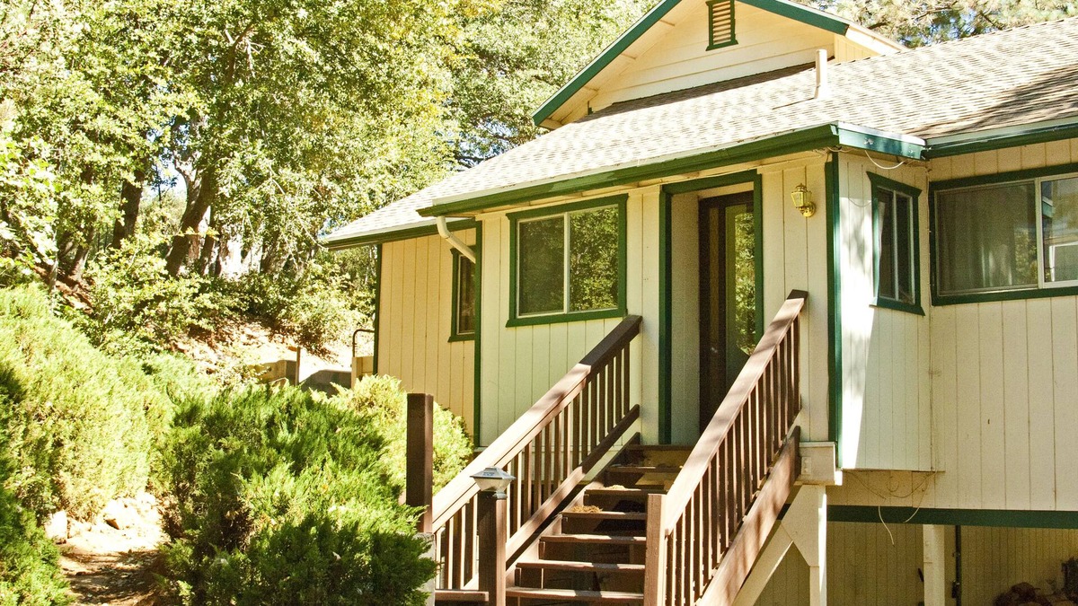 Julian House | A Beautiful And Serene Lake View House