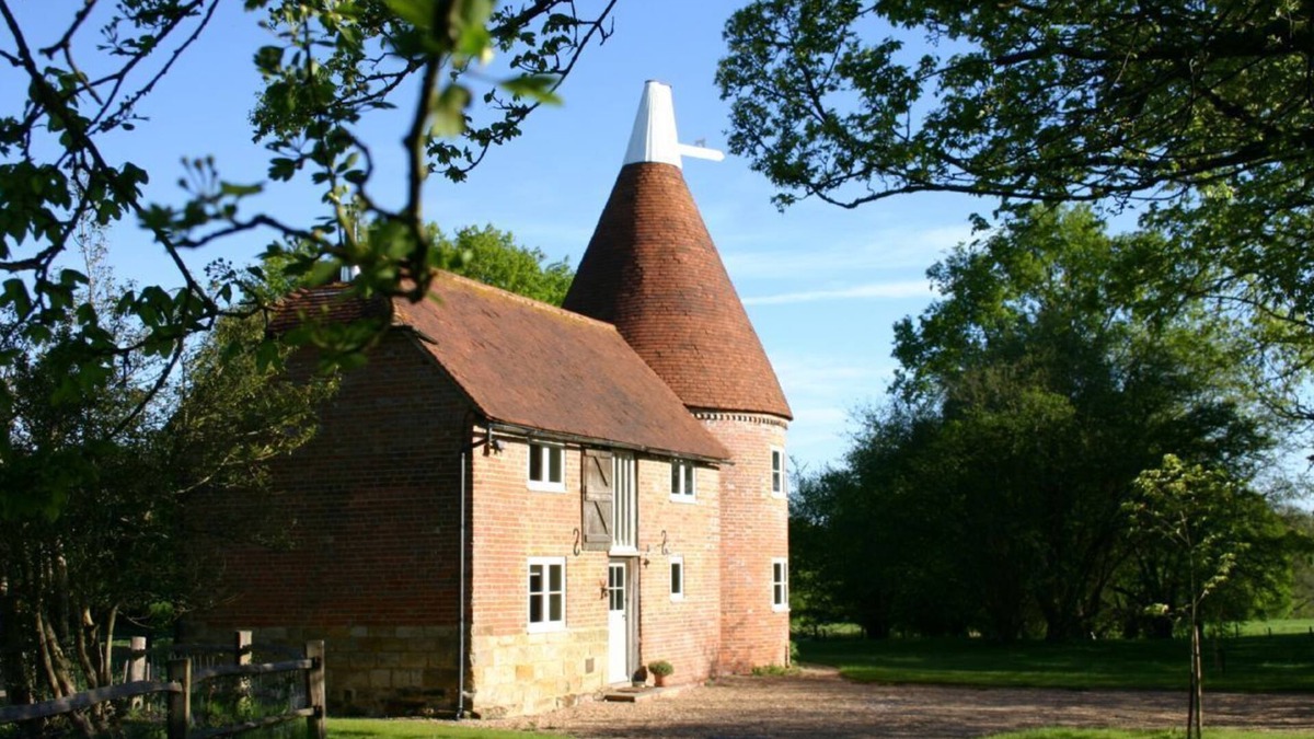 Wadhurst Cottage | A beautiful detached oast house with two bedrooms and two bathrooms situated within easy reach of lo