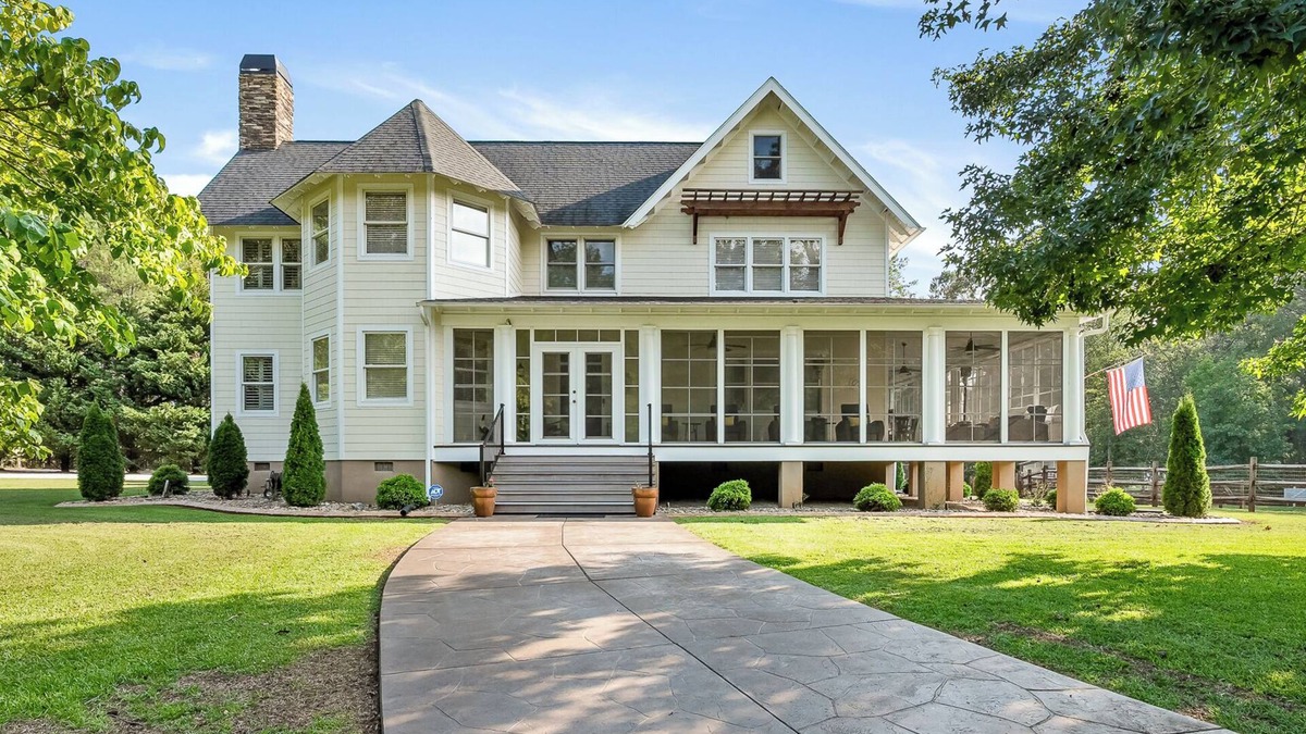 Central House | A beautiful home on 10 sprawling acres