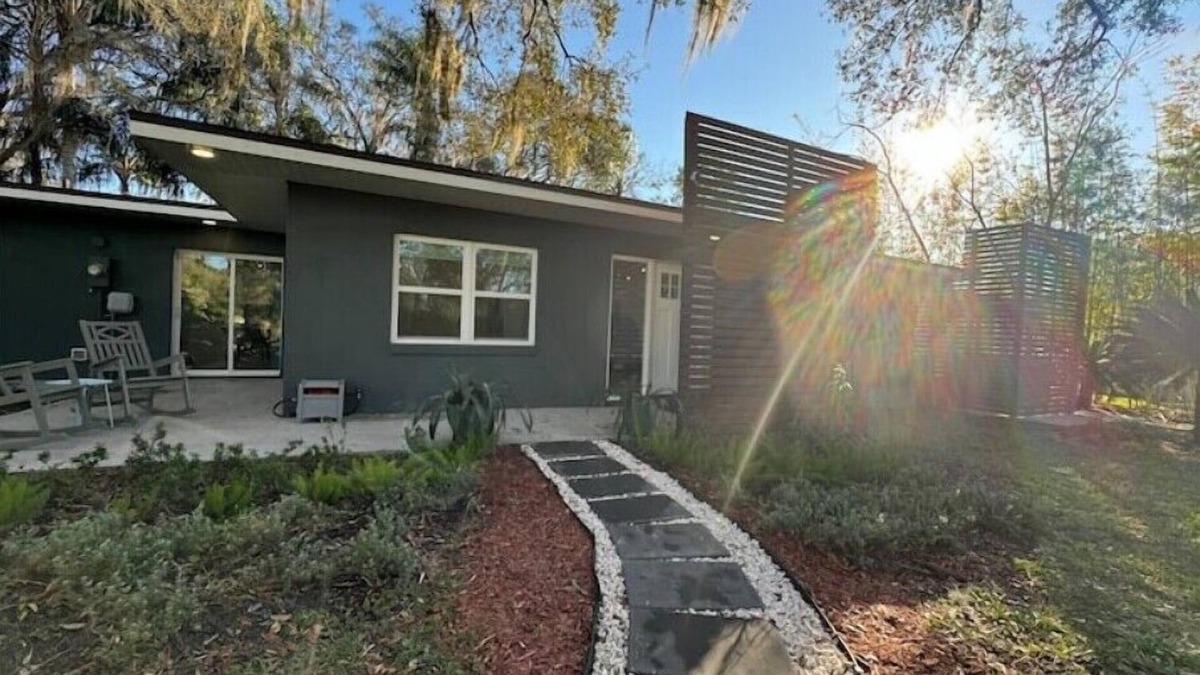 Mount Dora House | A beautiful lakeside retreat for the whole family, even your pets!n