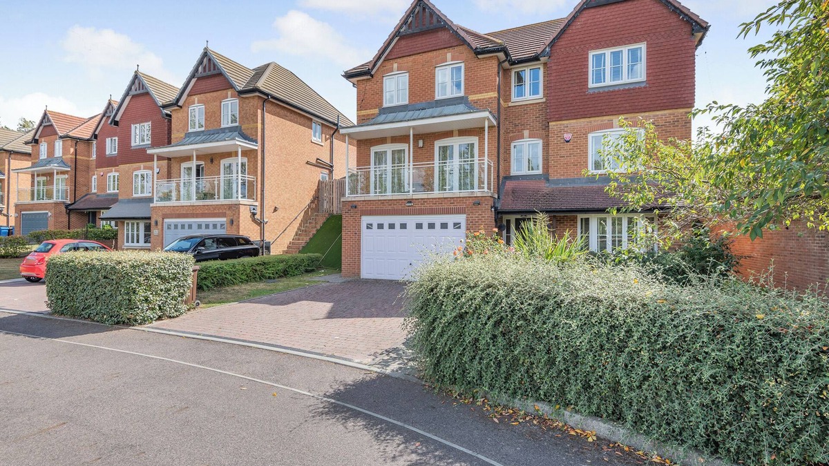 Sheerness Cottage | A beautiful large house on an exclusive estate.