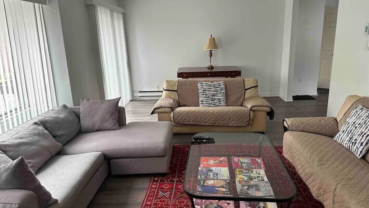 Cote-Saint-Luc House | A beautiful newly renovated bright and clean upper apartment in Côte St-Luc