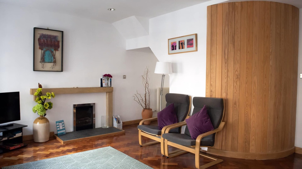 Old Town Apartment | A beautiful property steeped in history on Edinburgh's Royal Mile. Sleeps 6.