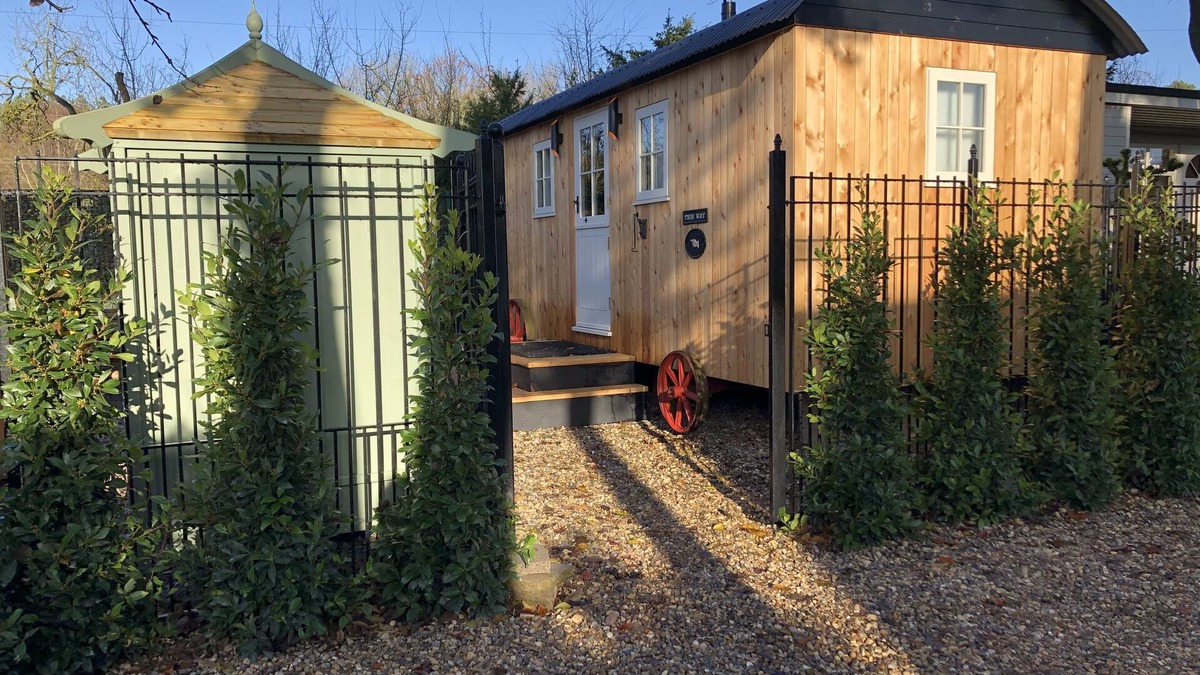 Thetford Cabin | a beautiful rural shepherd hut with hot tub !