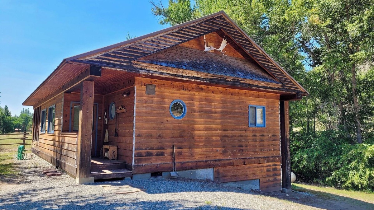 Winthrop House | A Bend in the River Cabin-Dog Friendly and Next to the River!