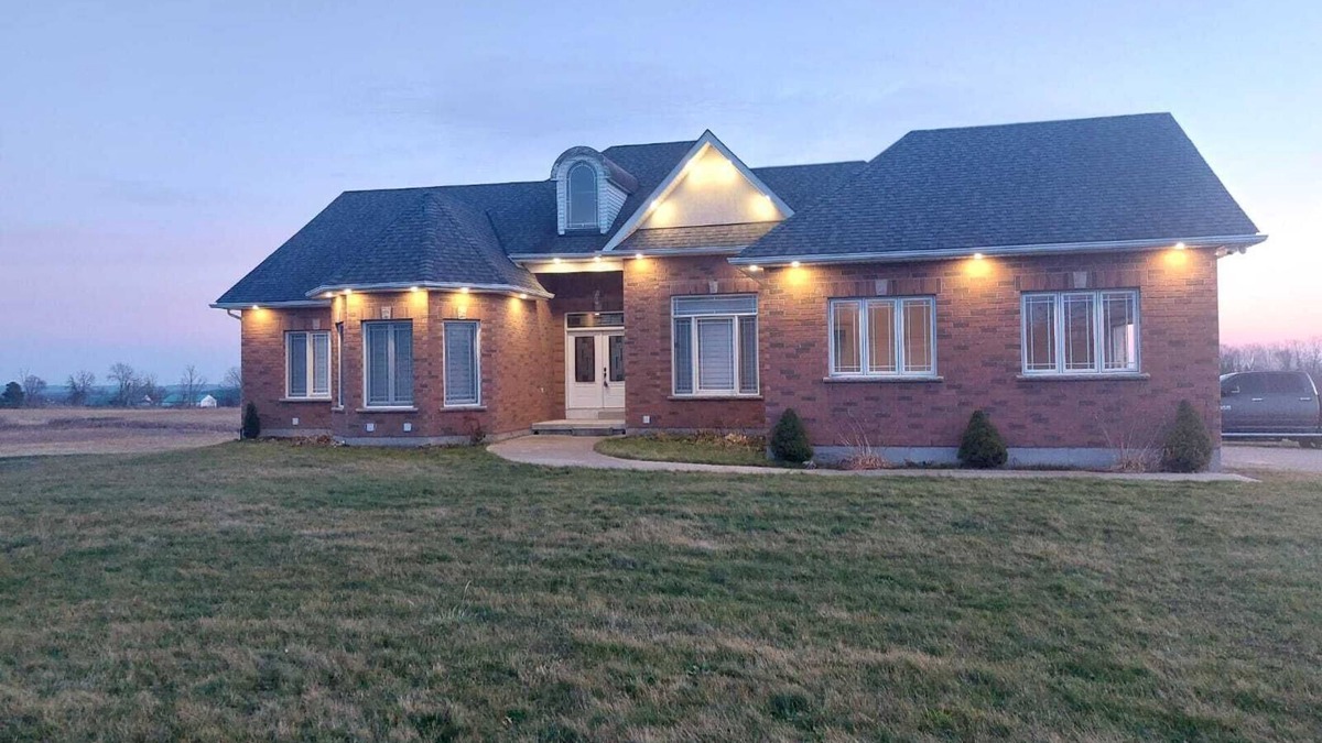 Durham Region House | A blend of luxury and natural splendor, nestled in the rural landscape of Oshawa