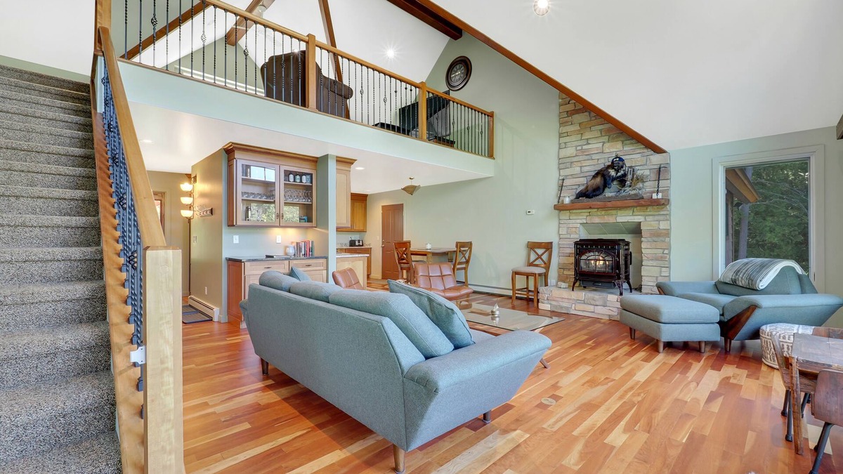 East Jordan House | A Boater's Paradise | Lake Charlevoix | Private 60' Dock | Dog Friendly!