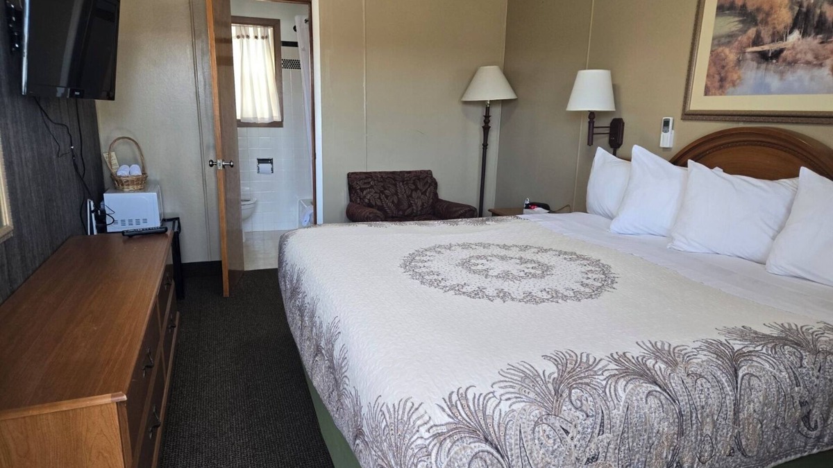 Chamberlain Hotel | A Bridge View Inn