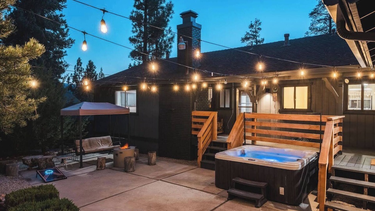 Whispering Forest Cabin | A/C ! EV Charging- Hot Tub - Gas Fire Pit - Gameroom - Modern Décor!