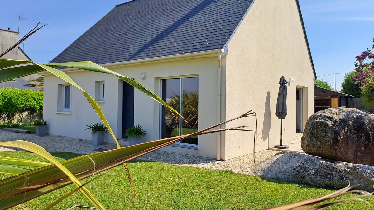Porspoder House | A/C from 357€: House CLASSIFIED 4*; single-storey, seafront, enclosed garden, pets OK.