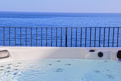 Praiola House | A Casa Janca