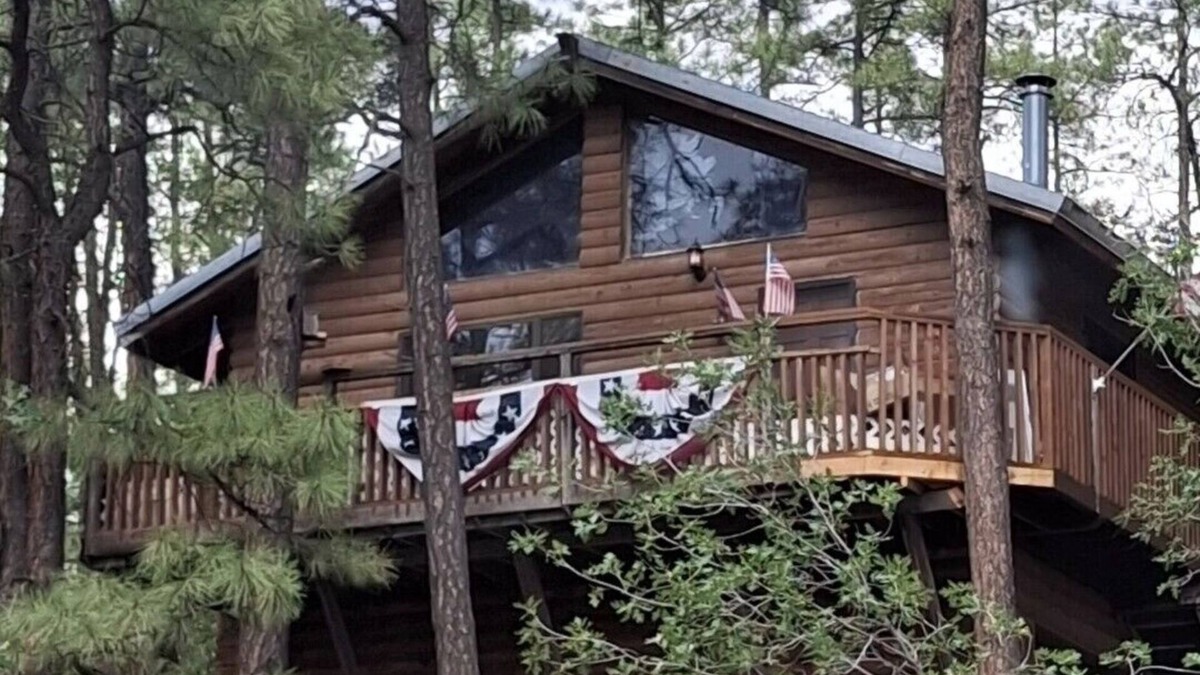 Show Low Cabin | A centrally located secluded mountainside log cabin w/panoramic valley views.