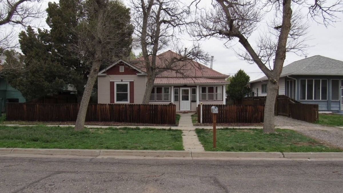 Thermopolis House | A Charming 100+ year old vintage farmhouse that has been updated with modern amenities.